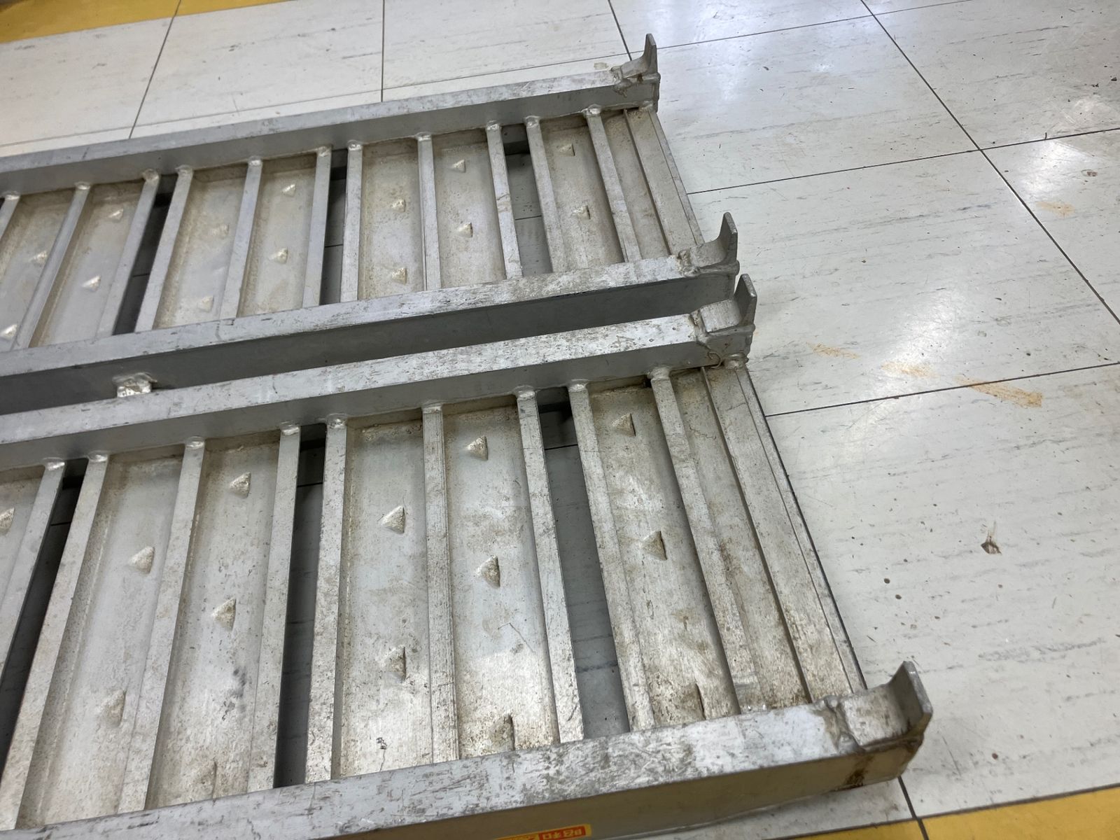  送料含む 品 昭和ブリッジ販売 アルミブリッジ L 1000 mm W 345 内幅W 300 耐荷重1 2 t アクトツー 草 アルミブリッジ 脚立 はしご 足場