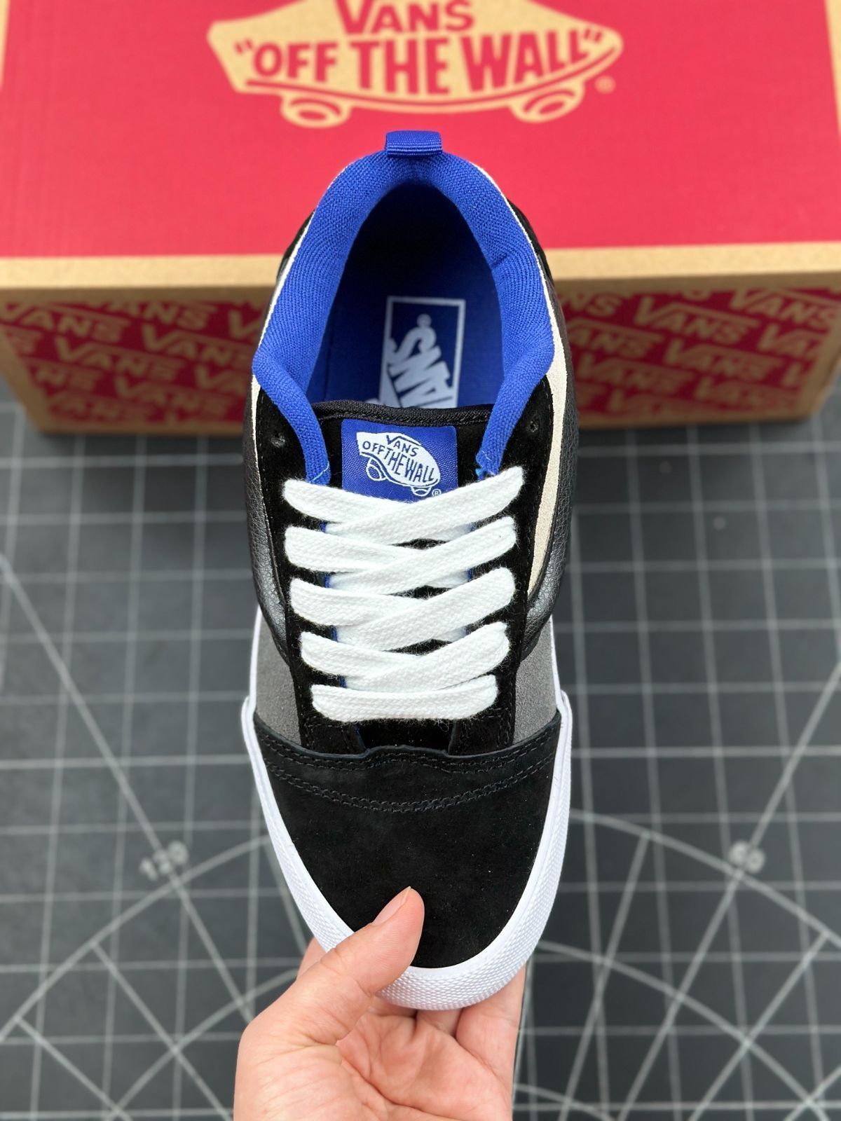 今日 VANS Classics Knu Skool 黒 白 グレー ブルー パンシューズ 送料無料 在庫 の な価格です