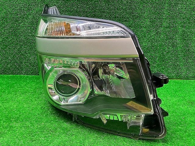 トヨタ　ZRR70/75　ヴォクシー　後期　右ヘッドライト　HID　28-225　T　レベ付き　バラスト付き　250203219