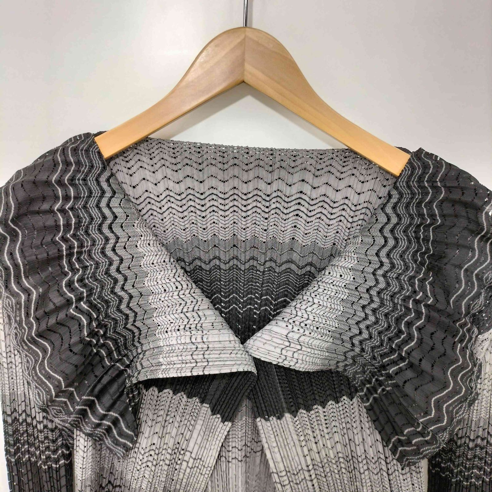 プリーツプリーズイッセイミヤケ PLEATS PLEASE ISSEY MIYAKE 2007AW プリーツ加工 ビッグカラー 1B ボーダー カーディガン レディース JPN：3 - メルカリ