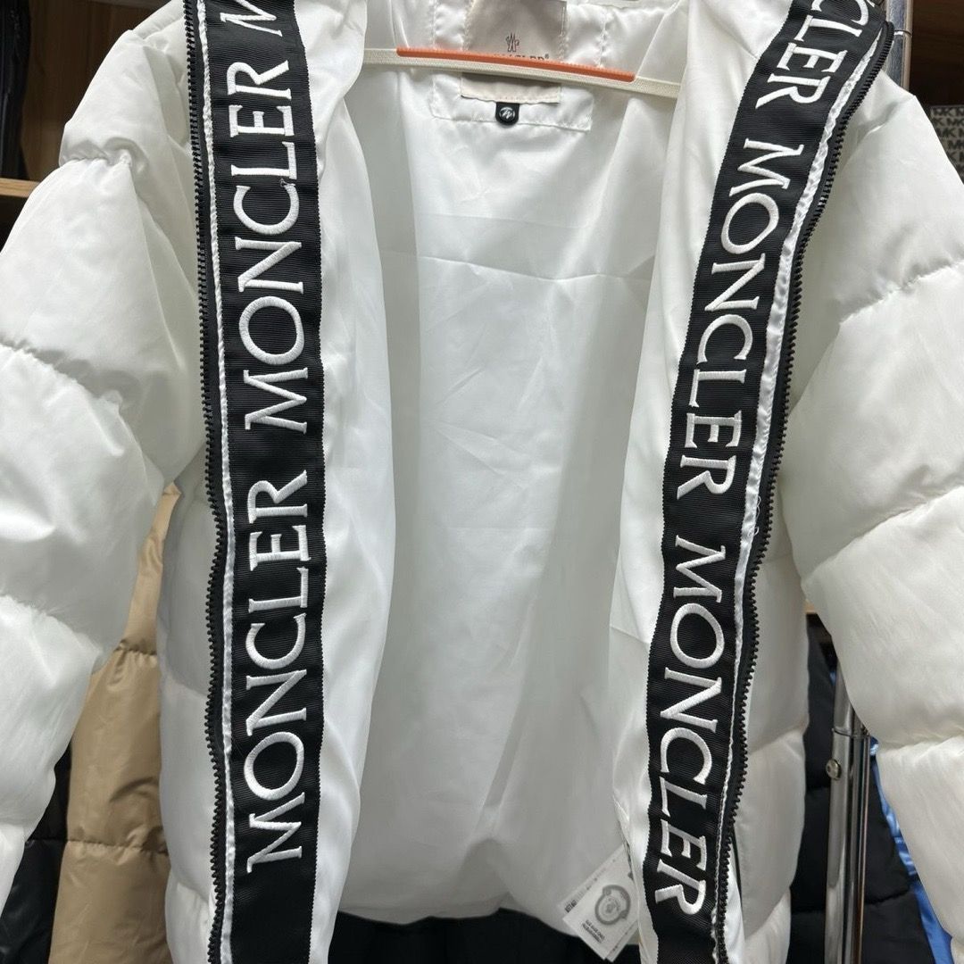 MONCLER （モンクレール）ダウンジャケット