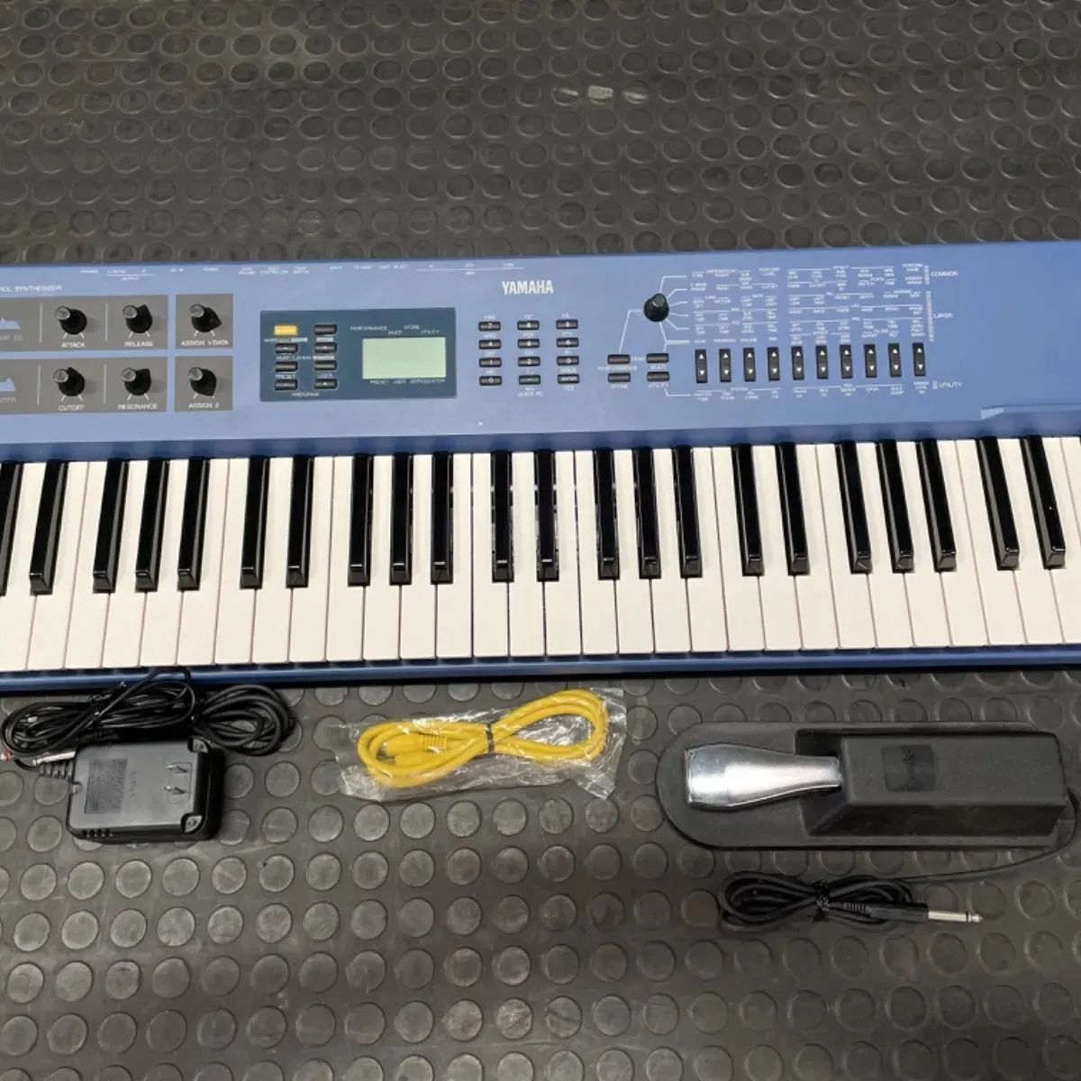 YAMAHA CS1X シンセサイザー ケース付き YAMAHA CS1X シンセサイザー ケース付き - メルカリ