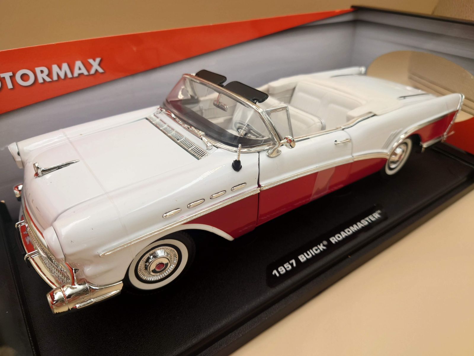 1/18 ビュイック ロードマスター 1957 ホワイト/レッド Buick