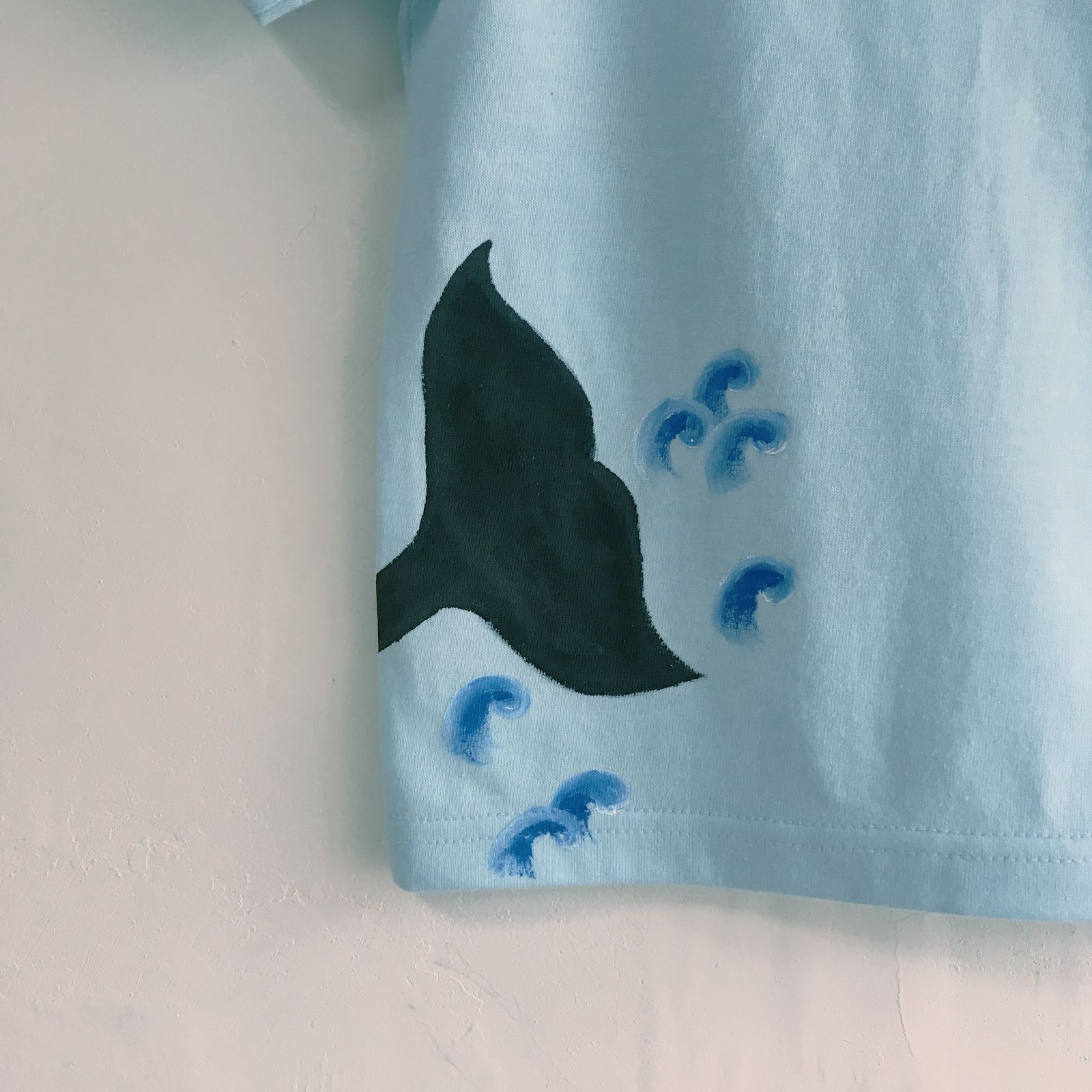 キッズ シャチ柄Tシャツ ブルー 手描きで描いたシャチのTシャツ