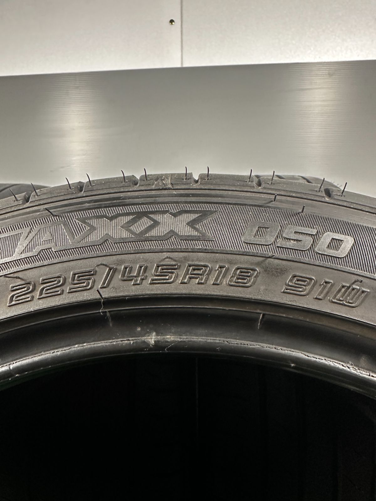 225|45R18