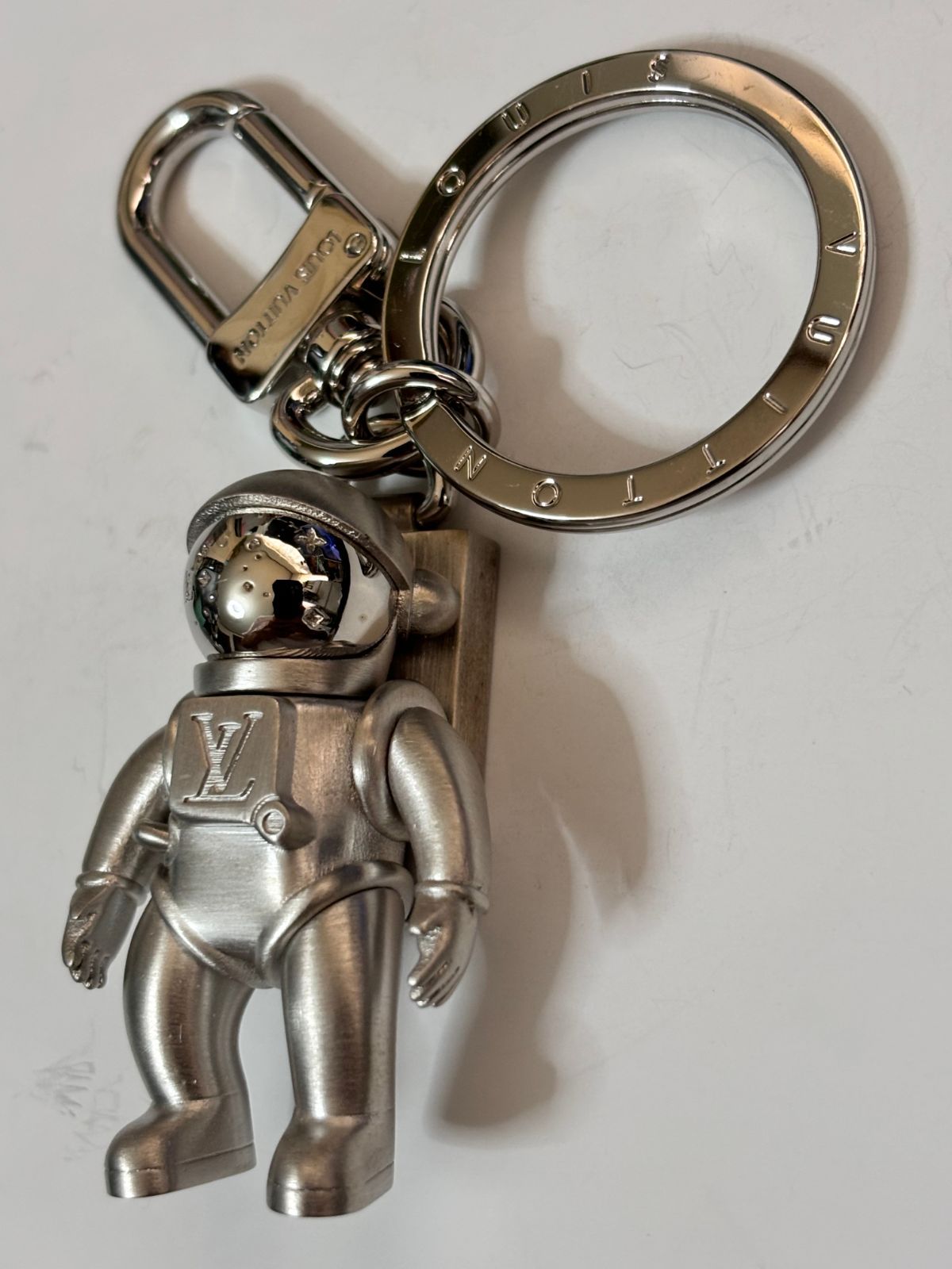 Louis Vuitton 宇宙飛行士キーホルダー LOUIS VUITTON 宇宙飛行士 MP2213 キーホルダー シルバー - メルカリ