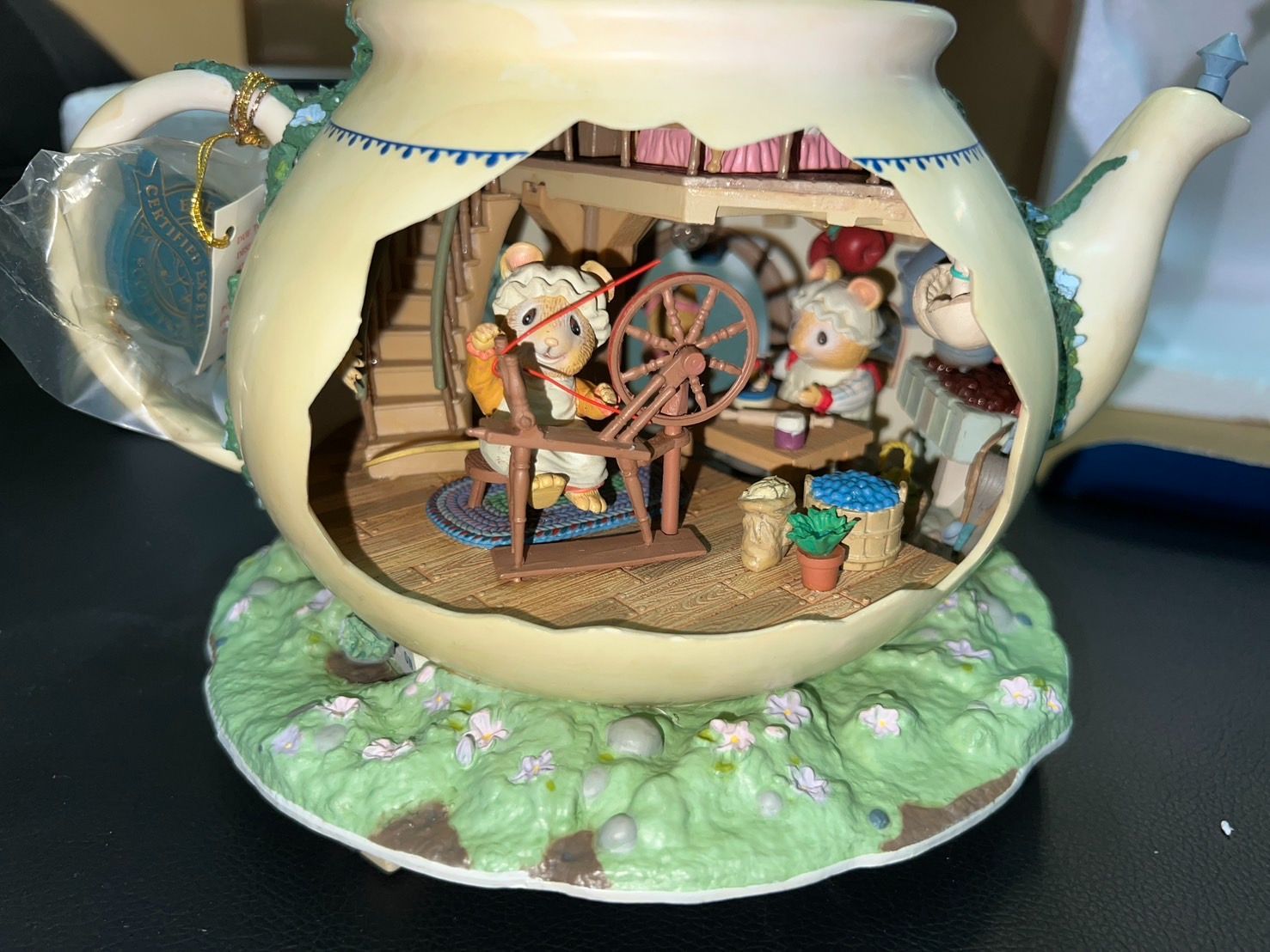 Enesco Teapot Bungalow “Whiskerflick Family” ミュージカル