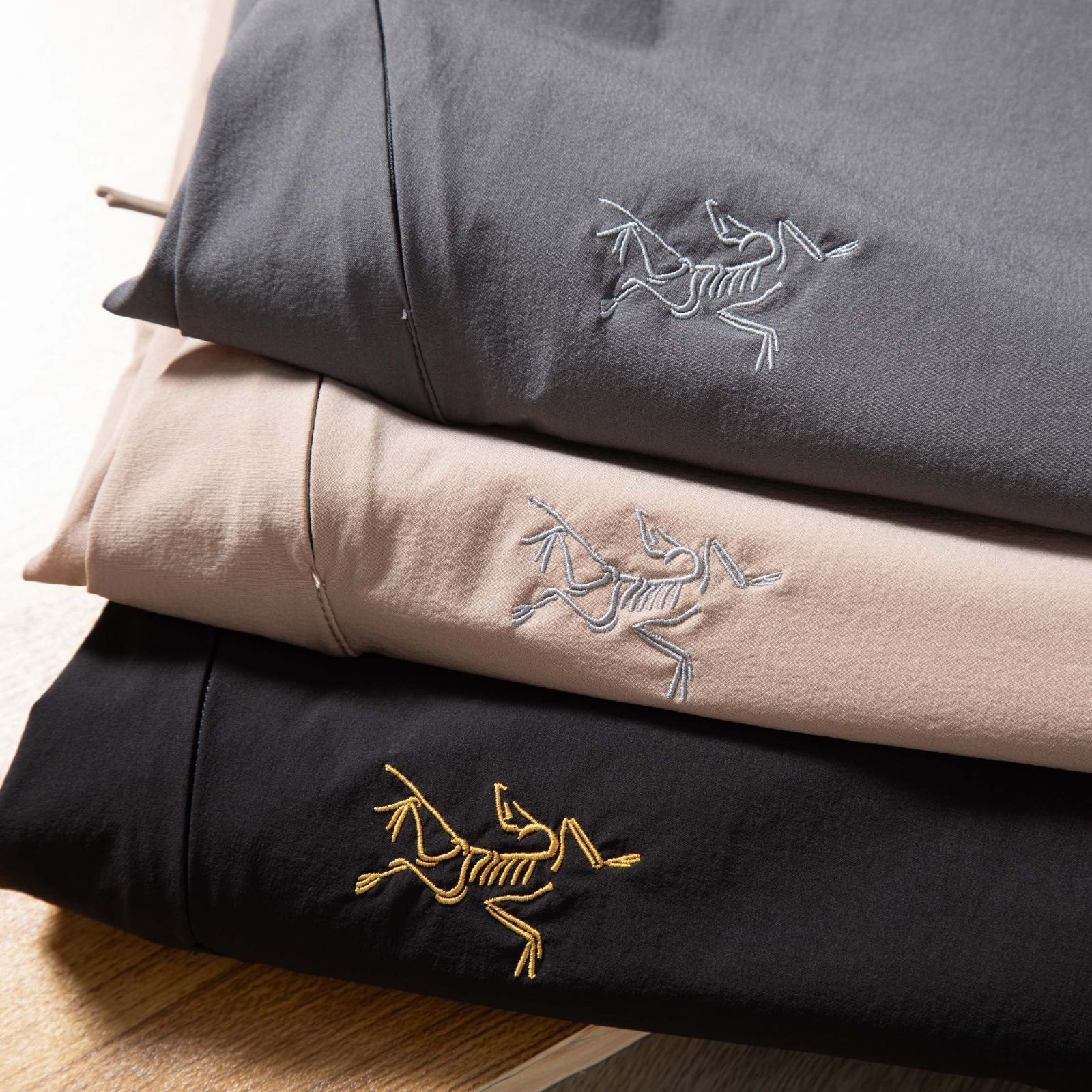 始祖鳥 アークテリックス の長パンツ パッチワークで多ポケットのレジャー刺繍入り長パンツ