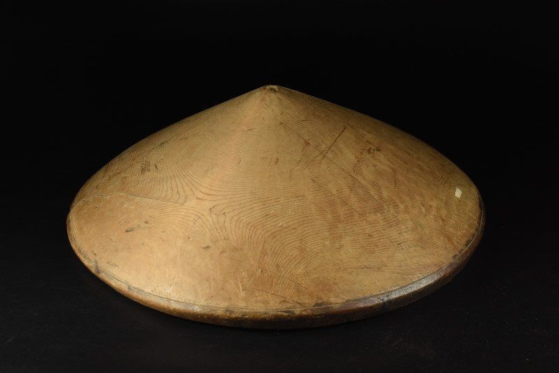 蔵A3197 古民藝 陣笠 型 欅刳り貫き 時代 56ｃｍ