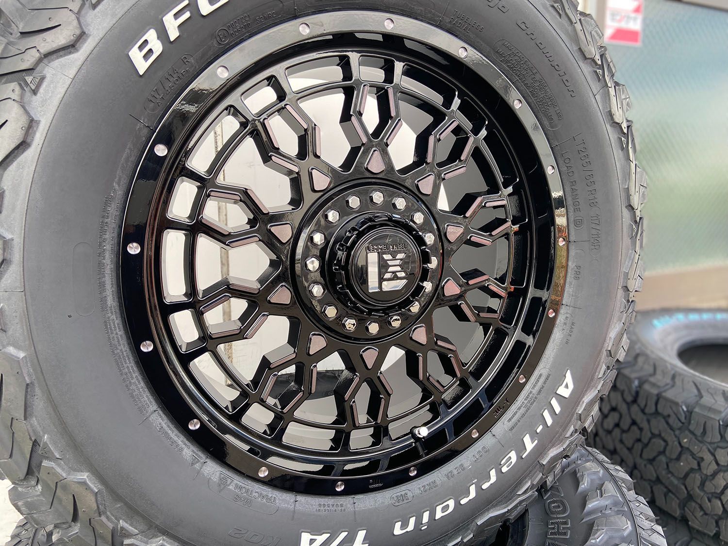 ランドクルーザー300系 18インチ LEXXEL PreDator BF グッドリッチ オールテレーン KO2 265/65R18 1台分  4本セット タイヤホイール - メルカリ