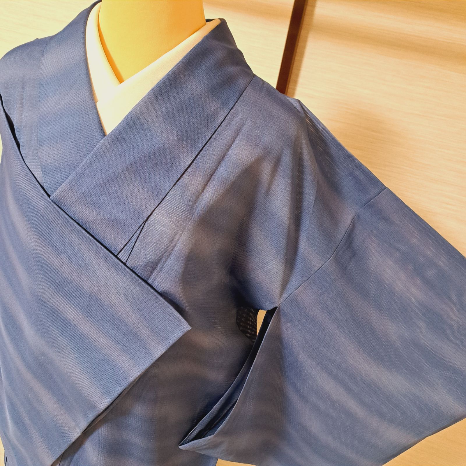 絽色無地一つ紋化繊ブルー丸に違い鷹の羽