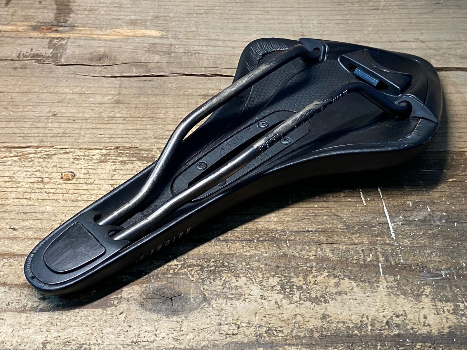 IY548 フィジーク fizik アリオネ ARIONE R3 OPEN サドル 黒 kium