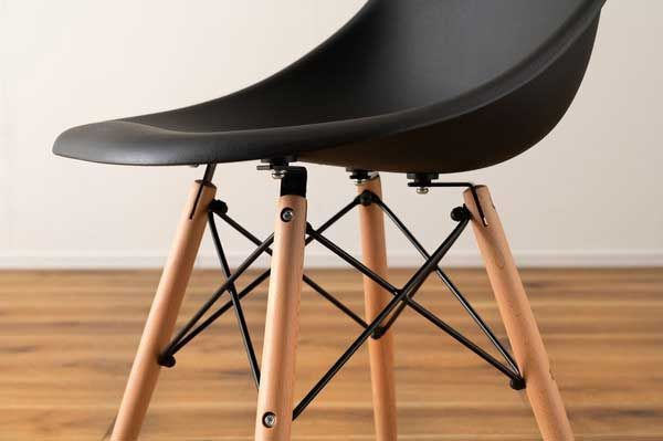 とポリプロピレンのルイスチェア