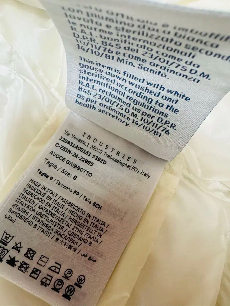 モンクレール アヴォーシュ