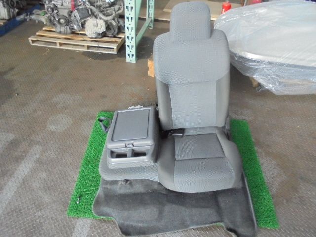 5FO4011 DD4 日産 NV350キャラバン CW8E26 前期型 福祉車両 助手席アシスタントシート