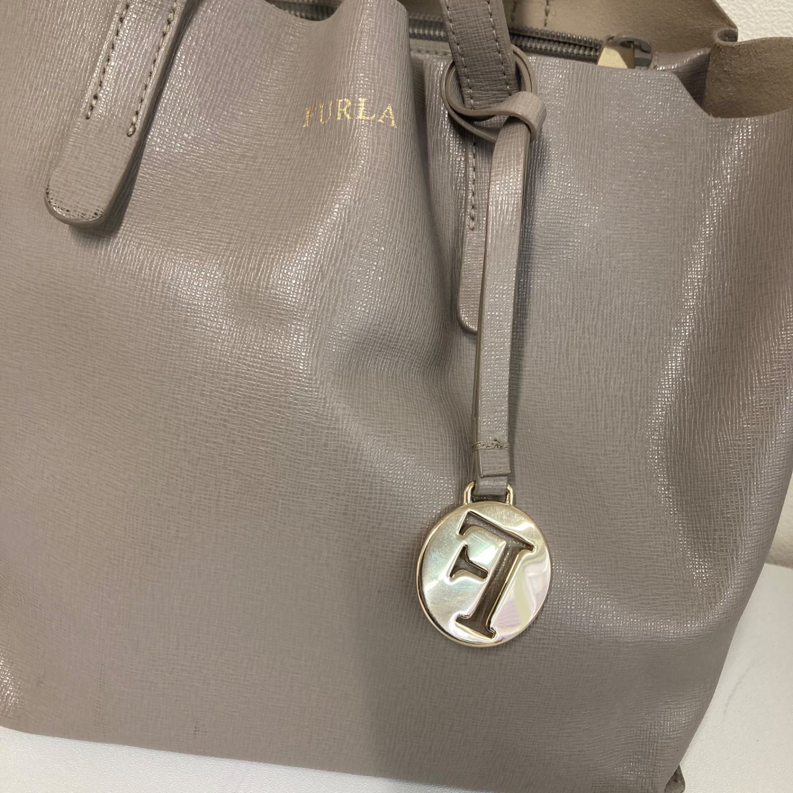 お値下げ中！】FURLA トートバッグ サリー S グレージュ - メルカリ