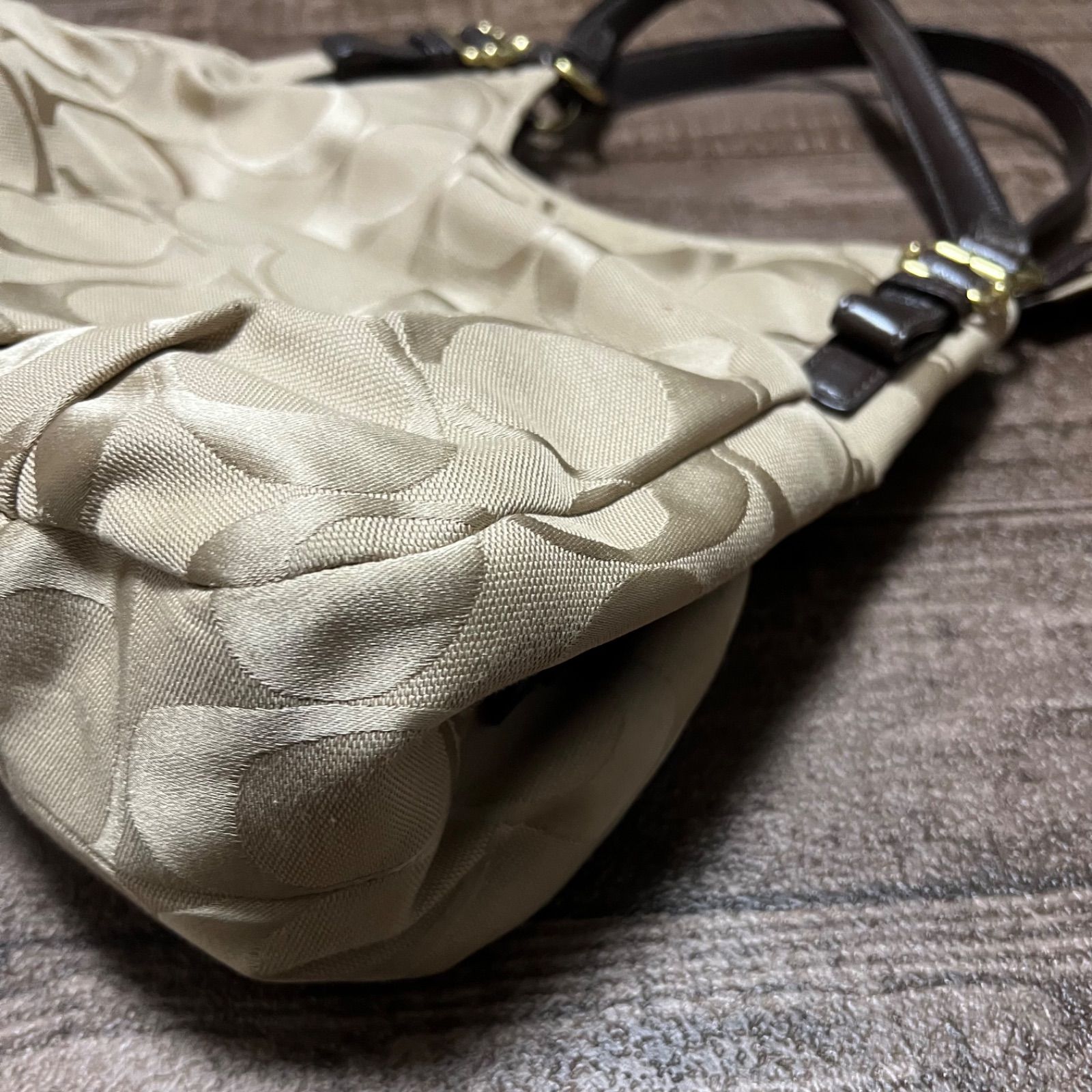 美品】COACH コーチ シグネチャー ショルダーバッグ ベージュ 美品】COACH コーチ シグネチャー ショルダーバッグ ベージュ