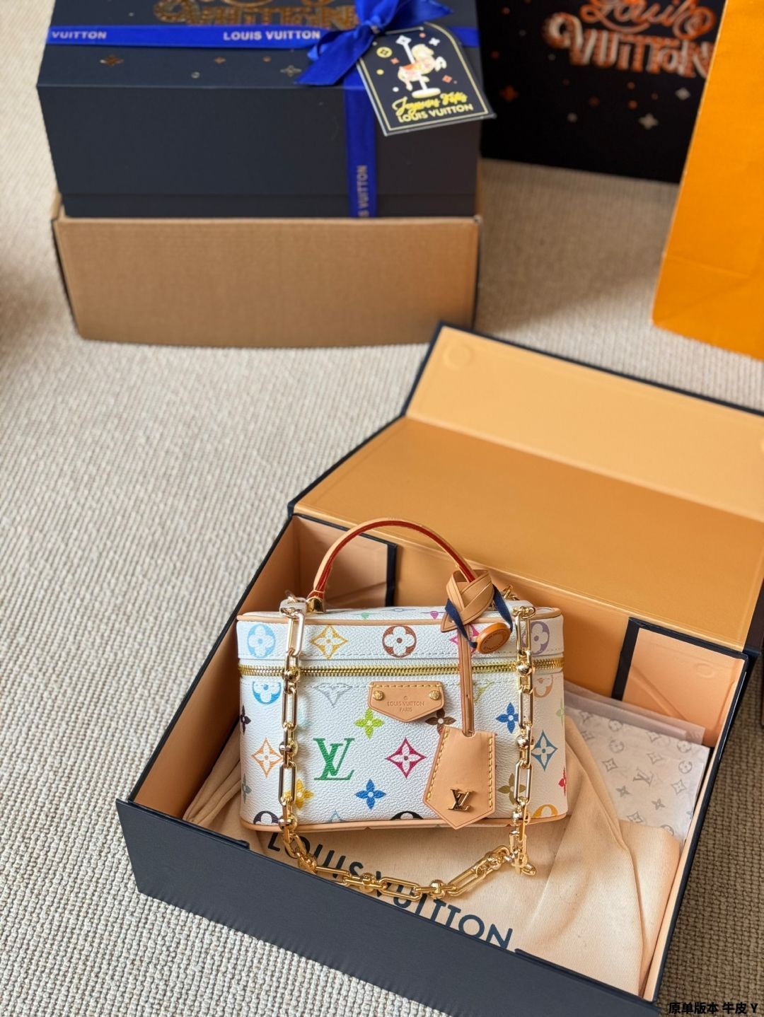 今日特価】LV 2025 村上隆 白三彩 Vanity Chain Pouch ルイ
