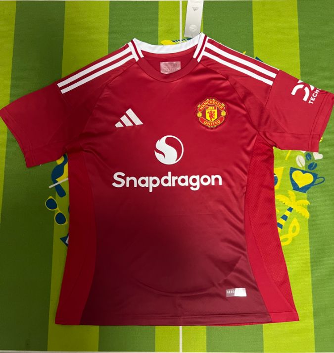 24-25 マンチェスター・ユナイテッドのホームでは半袖のサッカーユニフォーム