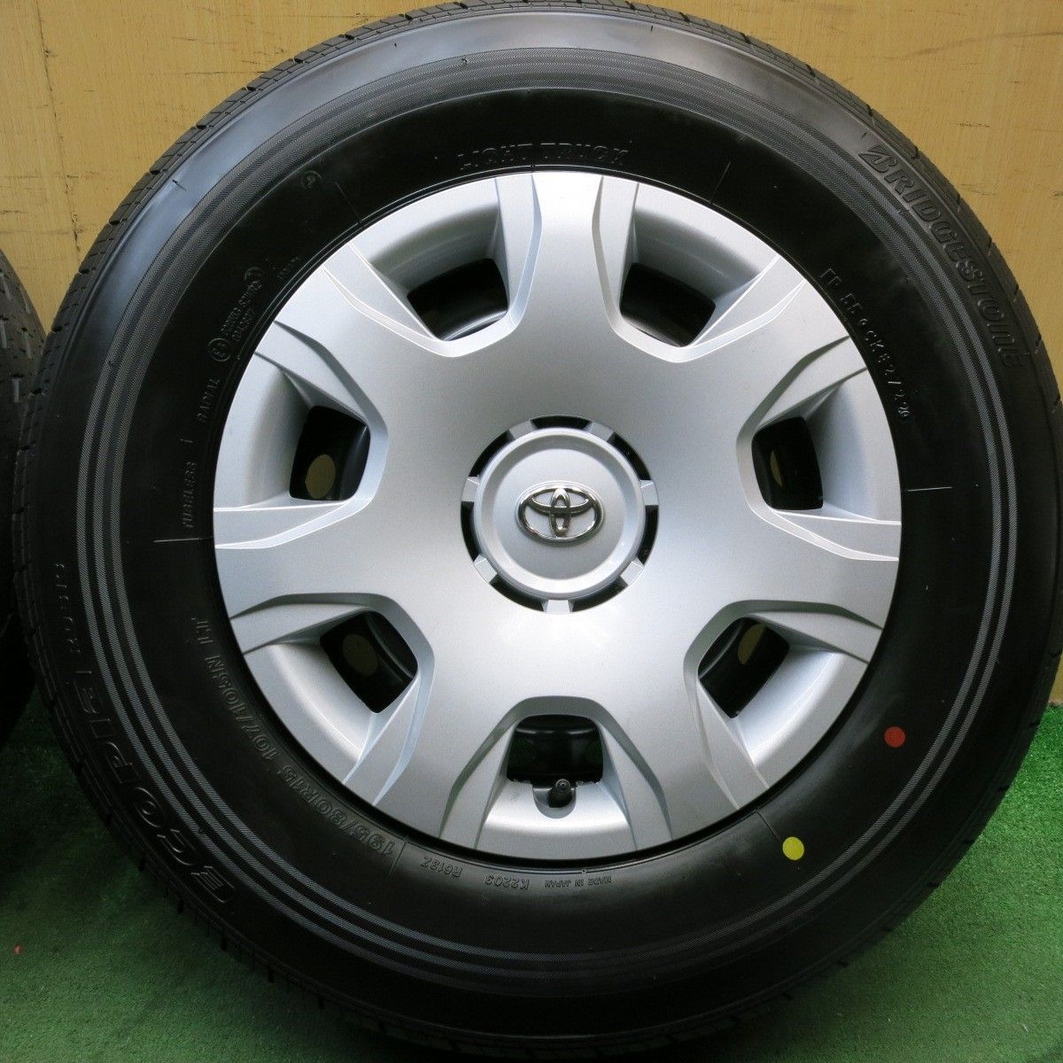 22年 キレイ トヨタ 200系 ハイエース 純正 スチール 195 80R15 107 105N ブリヂストン エコピア RD613 15インチ PCD139.7 6H 5090407HAノ
