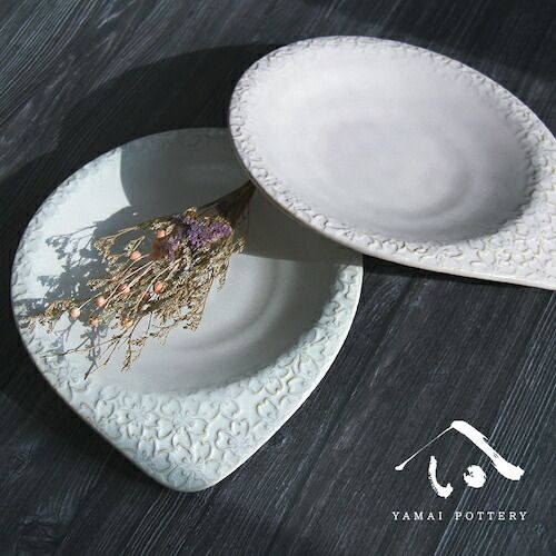 美濃焼 toki minoyaki japan お皿 皿 平皿 器 大皿 大きい 大きめ 2点セット 2枚セット セット ペア おしゃれ 桜 柄 sara 陶器 手作り 食器 結婚祝い 還暦祝い 祝い 還暦 プレゼント ギフト itou030s