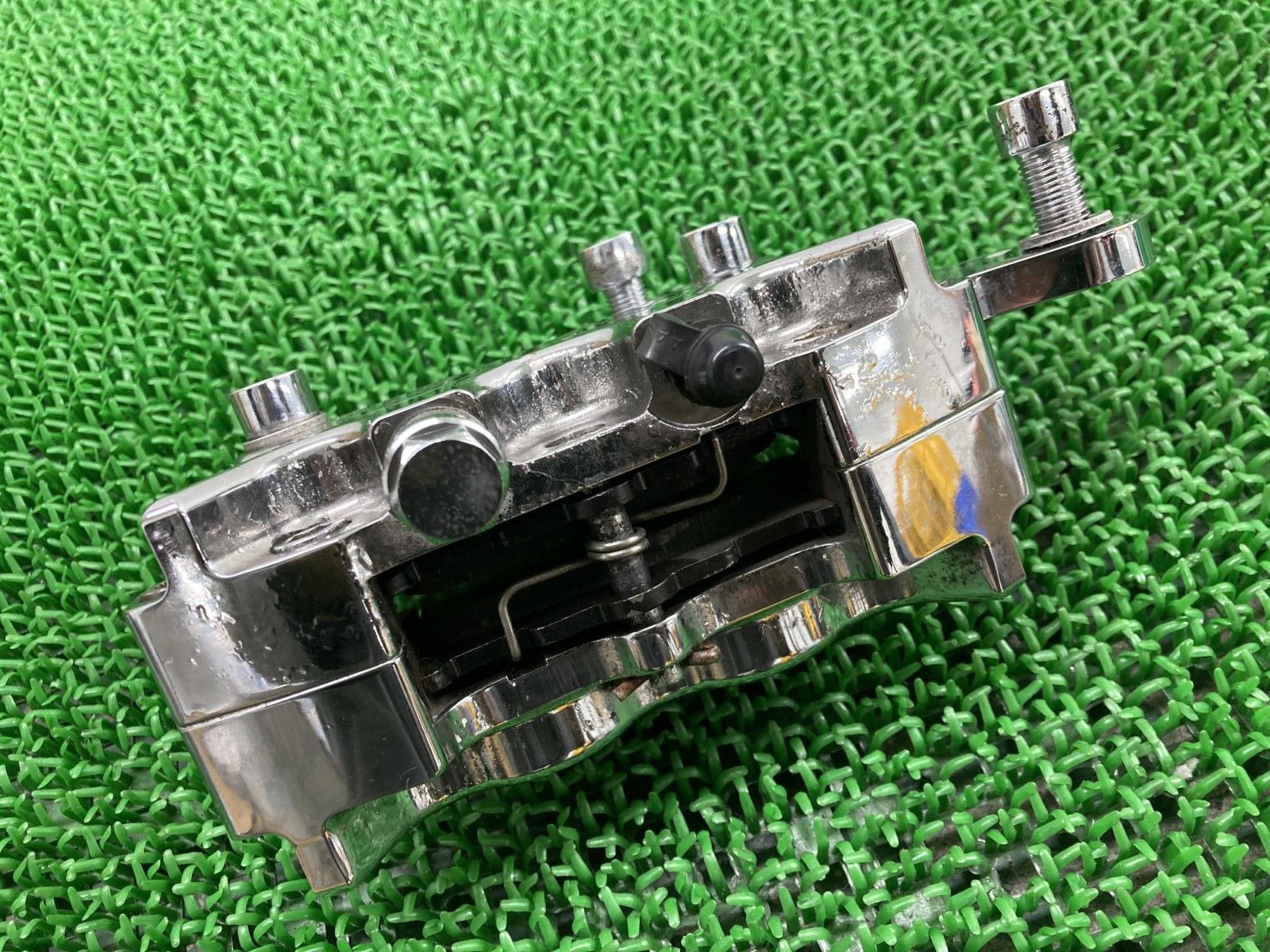 パフォーマンスマシン製ソフテイル フロントブレーキキャリパー 0052-2400|99050279 社外 バイク 部品 PM ハーレー 84-99年EVO エボ クローム 割れ欠け無し 24