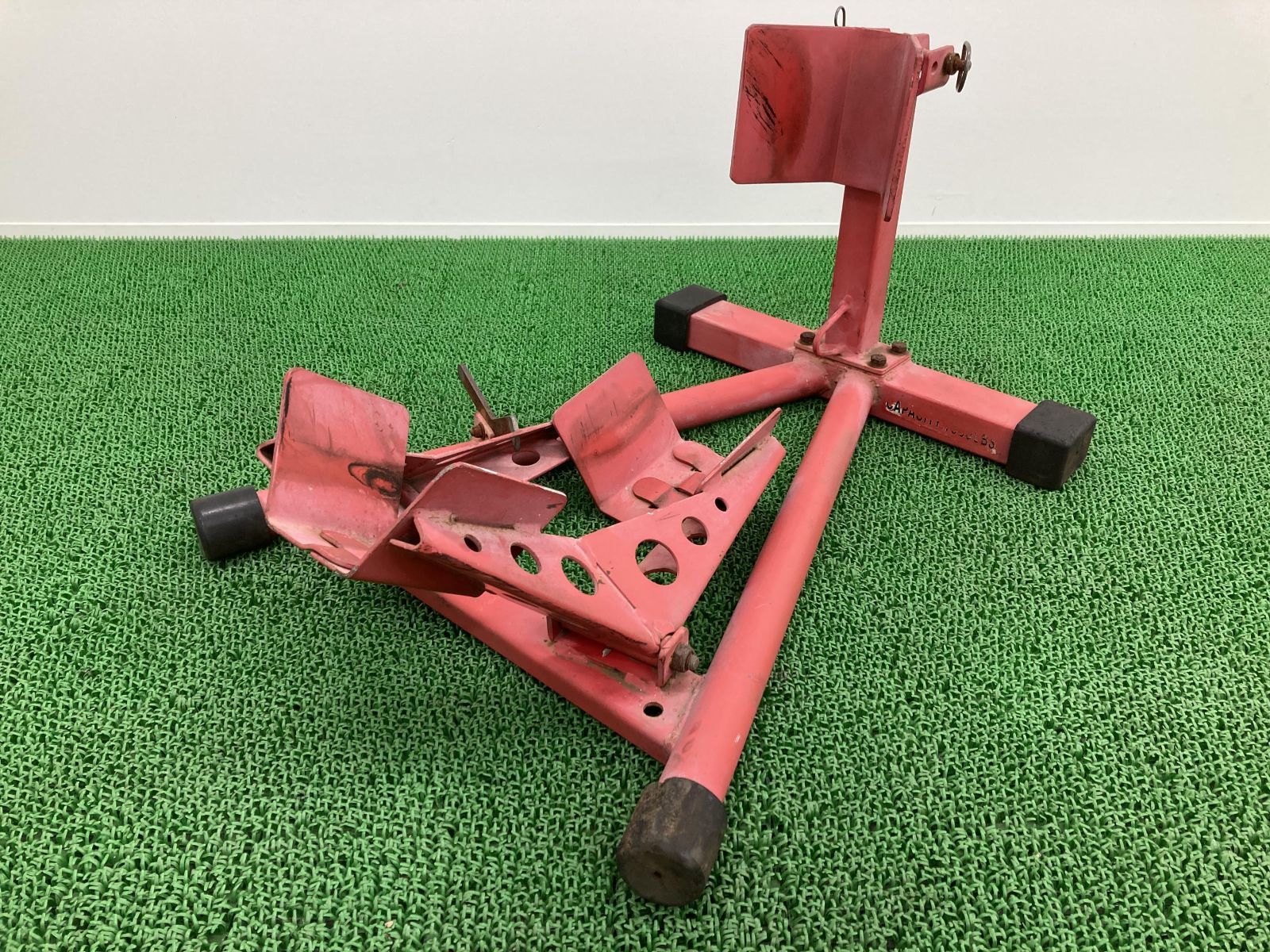 汎用 メンテナンススタンド 社外 中古 バイク 部品 レーシングスタンド フロントホイールクランプ 16-18インチ 100mm-130mm 曲がり無し