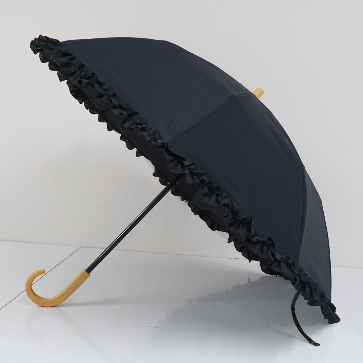 完全遮光折日傘 サンバリア100 2段折 フリル ブラック 黒 木製手元 UVカット 遮光 遮熱 折りたたみ日傘 50cm FS9238