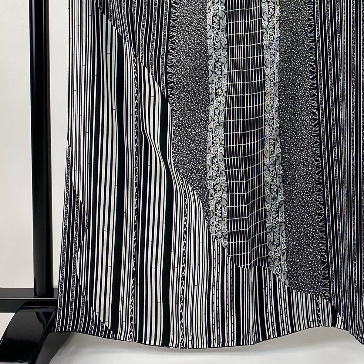 の*こ様 【美品】付下げ 気品纏う草花意匠　丈164.5cm裄丈68.5cm22 付下げ 身丈164.5cm 裄丈68.5cm L 袷 落款 竹縞 草花 黒 正絹 美品
