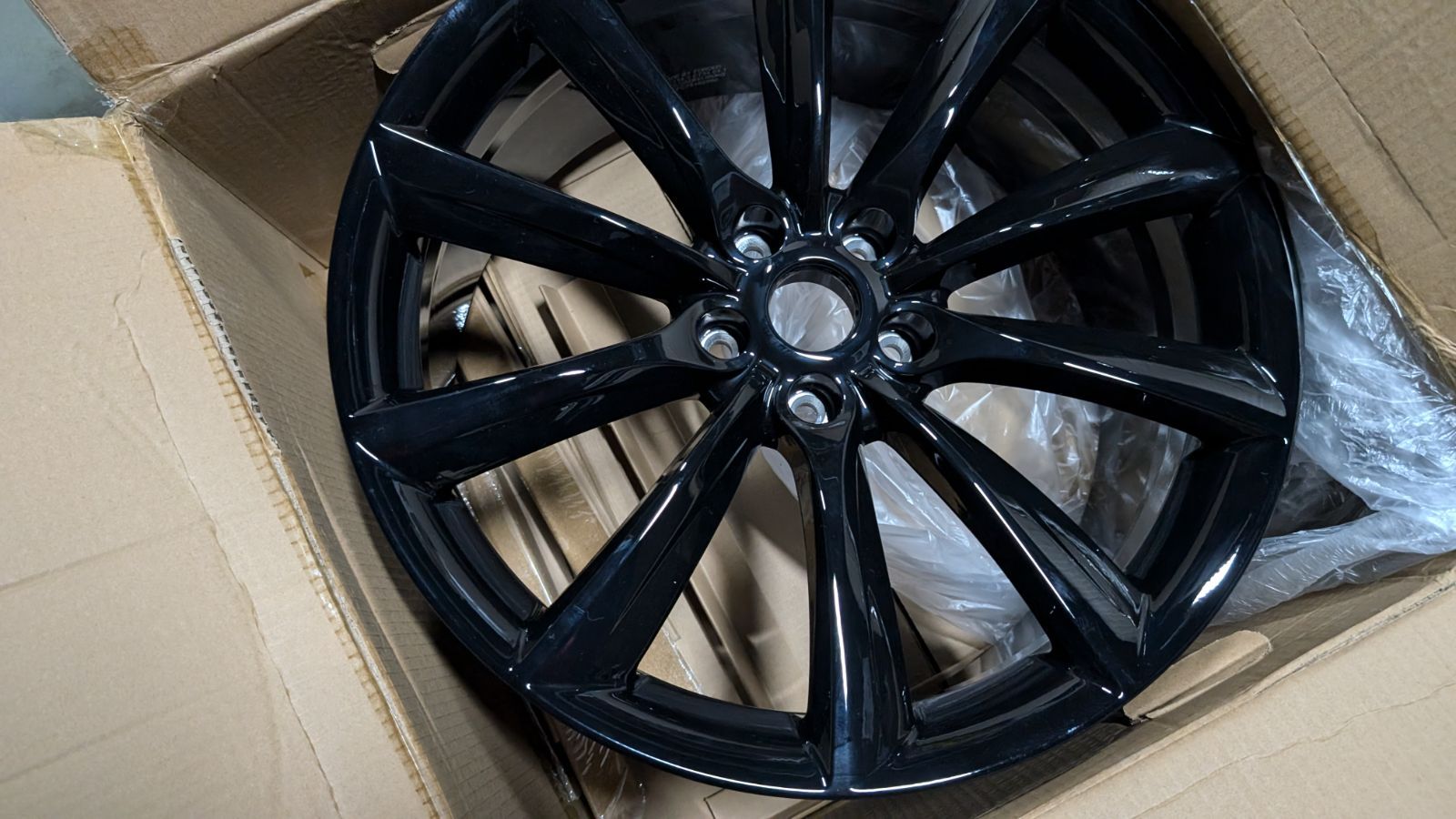 20インチ９J OFFSET34 PCD 114.3 5H ボア径64.1 4本セット テスラModel3に最適 グロスブラックホイール