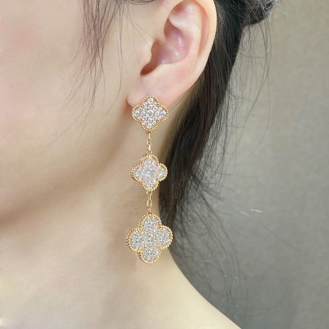 Van Cleef - Arpels アルハンブラ フルダイヤモンド トリプルフラワー イヤークリップ - モデル | ヴァン クリーフ - アーペル レディースジュエリー｜ ｜ ♥-WTO輸入1