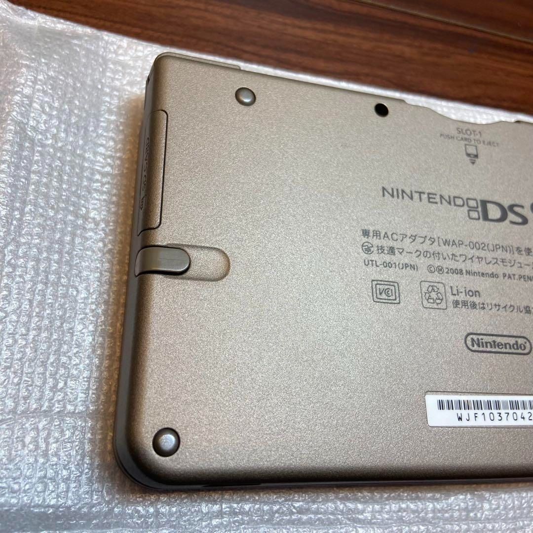 ダークブラウン