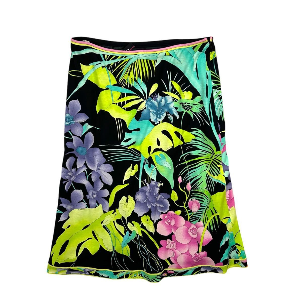 す*れ様 【美品‼︎】LEONARD レオナール スカート 花柄 黒地 L 最終値下‼️【美品❗️】LEONARDレオナール膝丈スカート黒サイズ