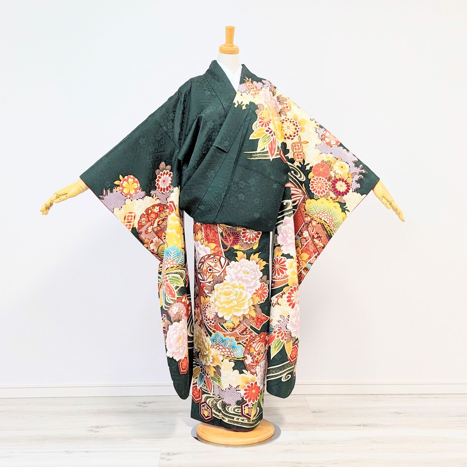 深緑色の上品な花柄の古典振袖フルセット(ガード加工) 深緑色の上品な花柄の古典振袖フルセット(ガード加工) 減っ
