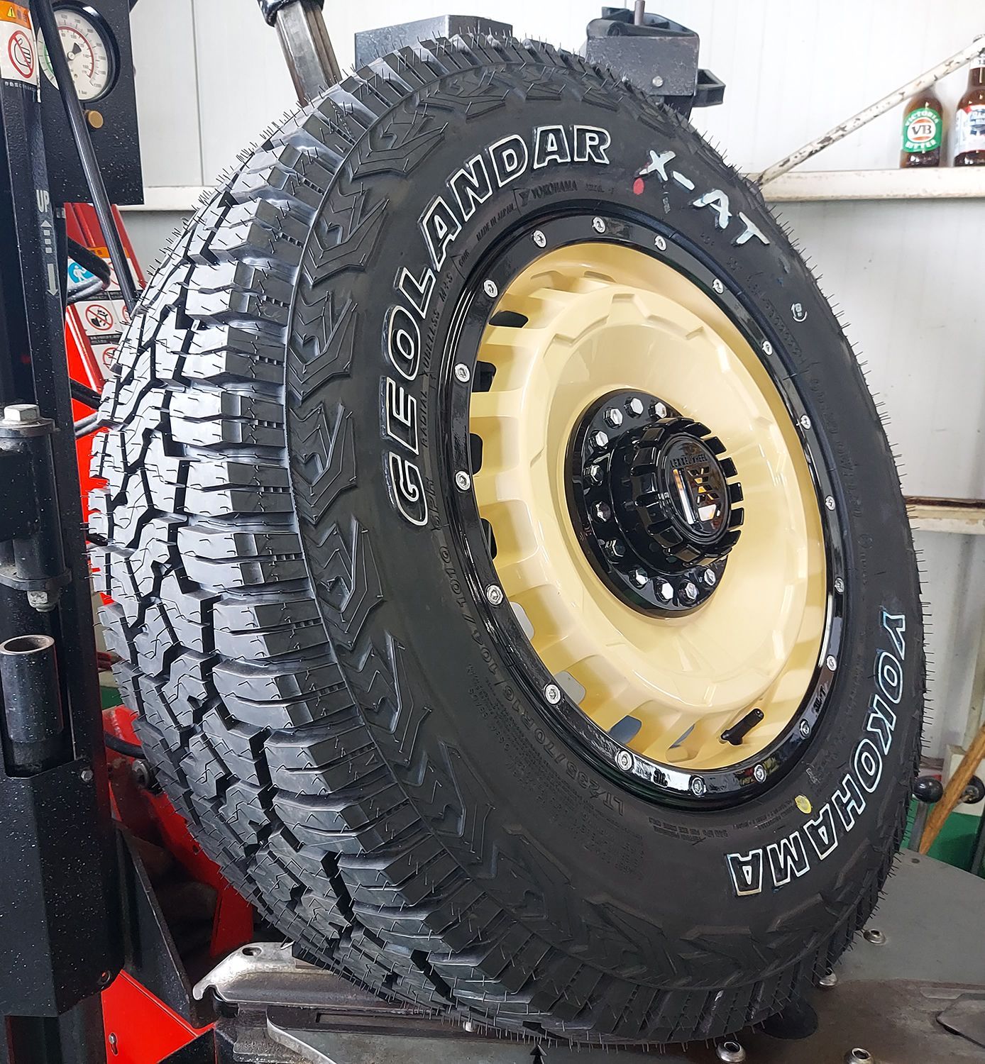 新品 訳有 200系 ハイエース タイヤホイール ヨコハマ ジオランダー X-AT G016 ホワイトレター 215/65R16 16インチ  SwaGGer スワッガー - メルカリ