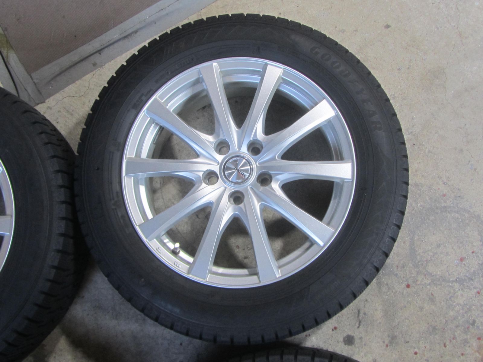 大特価】215/60R17 スタッドレス グッドイヤー アイスナビ8 C-HR外し