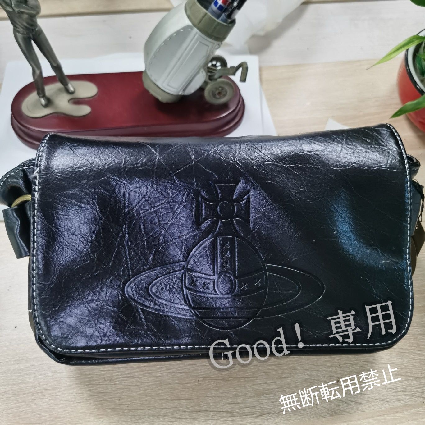 【極美品】 Vivienne Westwood ヴィヴィアンウエストウッド エンボスロゴショルダーバッグ ブラック