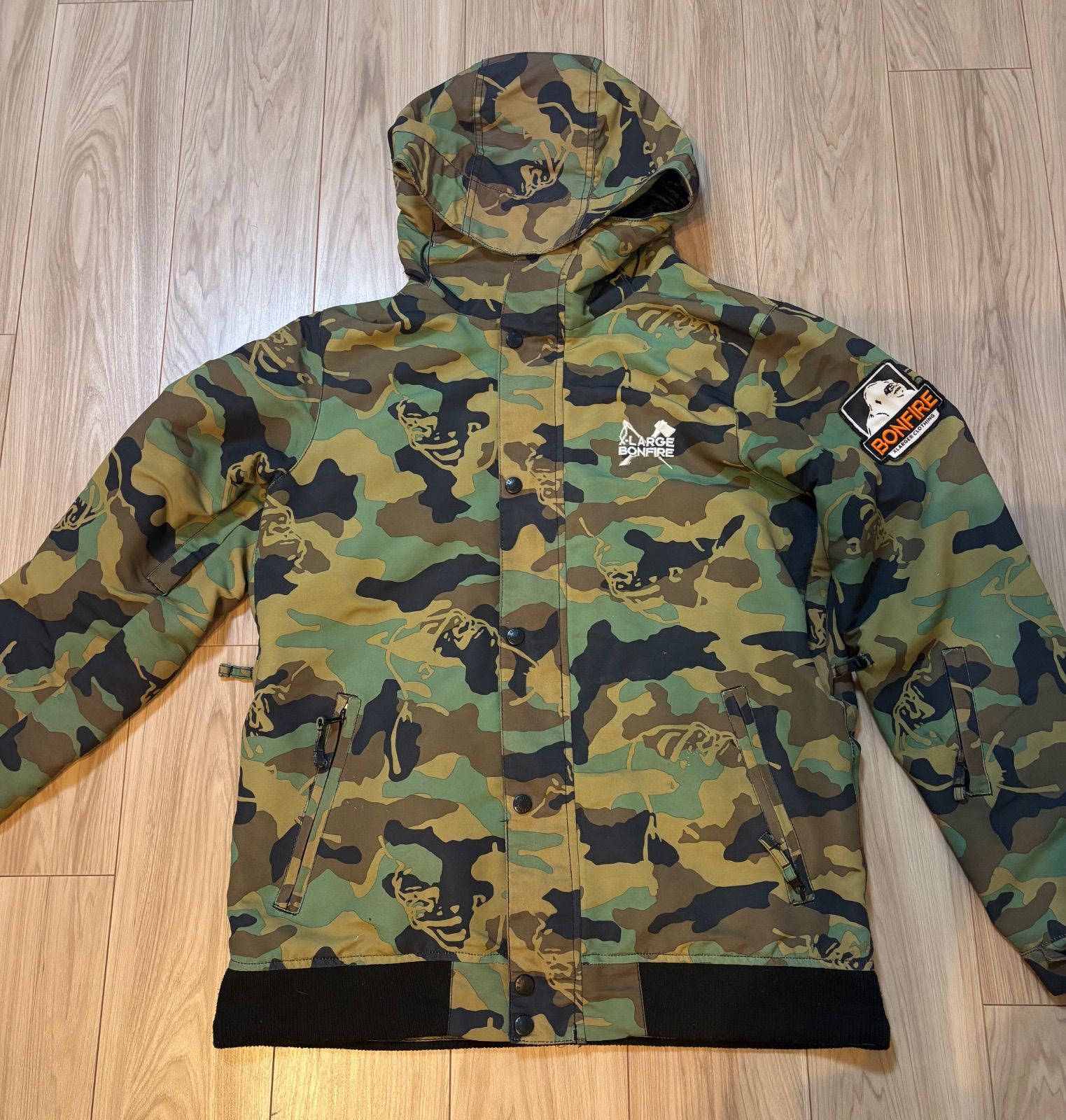 XLARGE BONFIRE スノボジャケット M 迷彩 コラボ スノーウェア エクストララージ XLARGE BONFIRE 上下セット スノージャケット ウェア