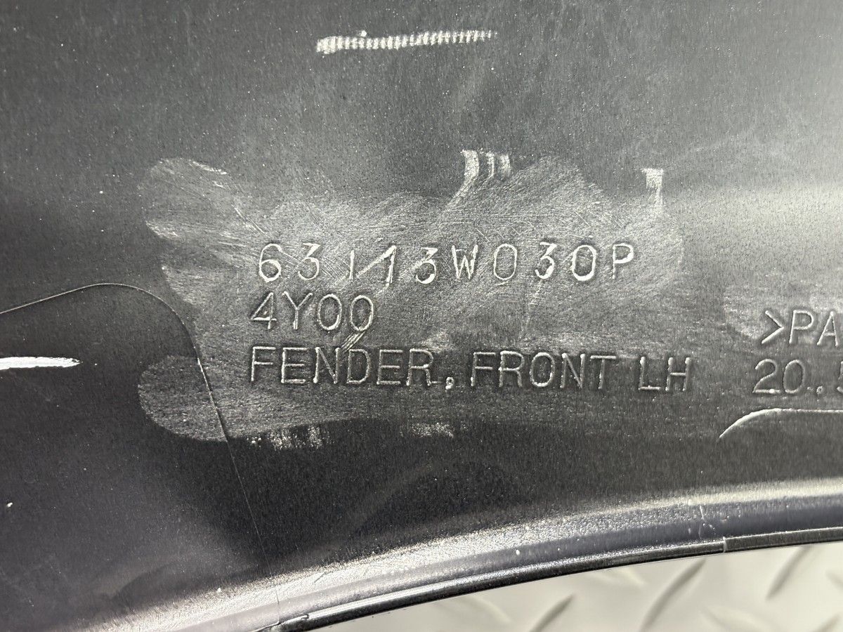 U28 グラファイトグレーメタリック