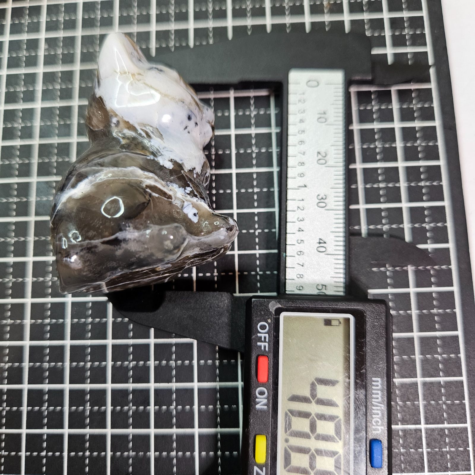 天然石　ボルケーノアゲート　カービング　トリケラトプス　UV蛍光No.1347 激レア✨💖✨ボルケーノアゲート✨猫✨カービング✨ - メルカリ