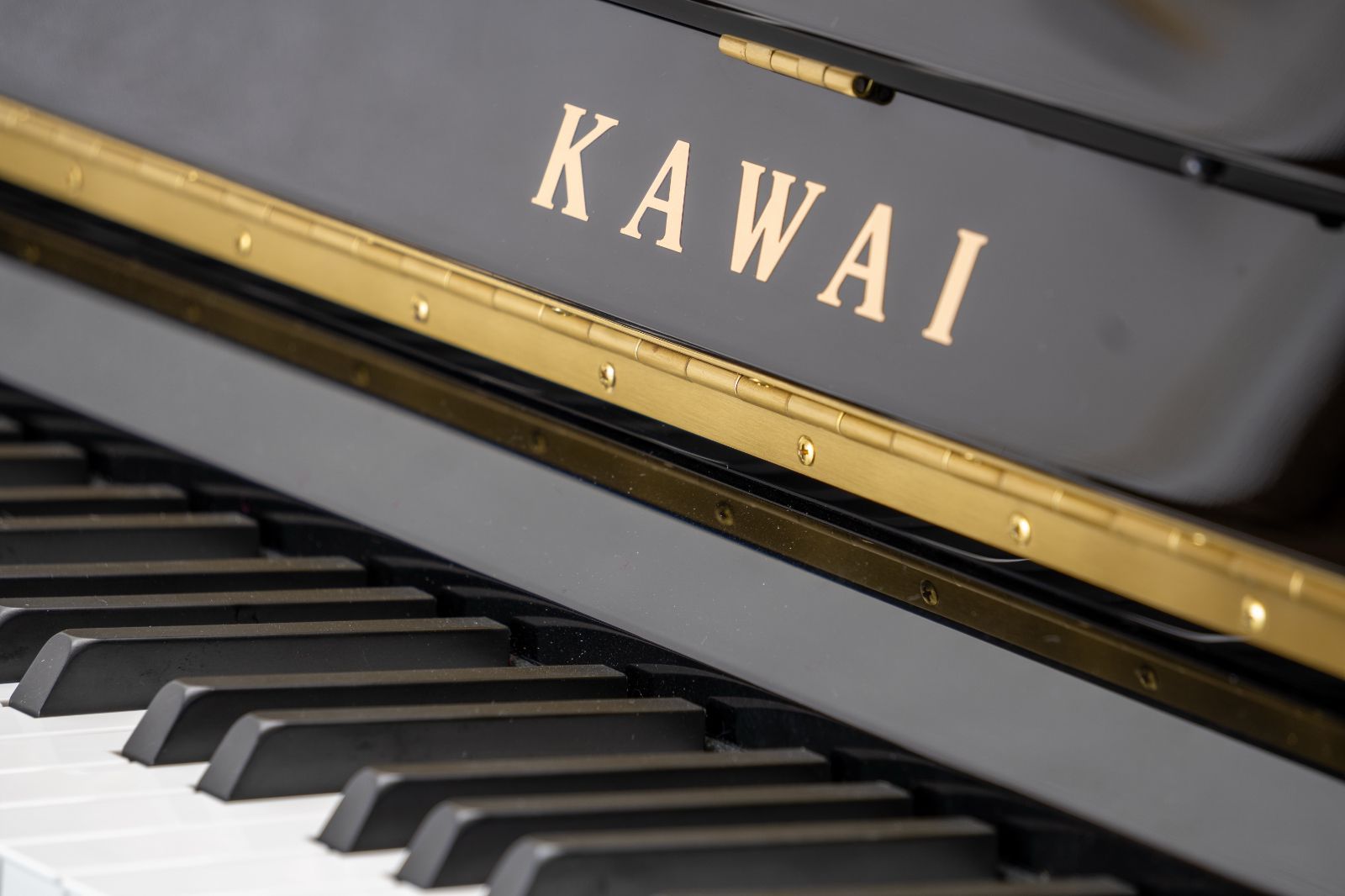 美品KAWAI アップライトピアノ 黒 K-200 2021年購入 リニューアル済】KAWAI K-200｜黒鏡面・コンパクト設計｜2021年