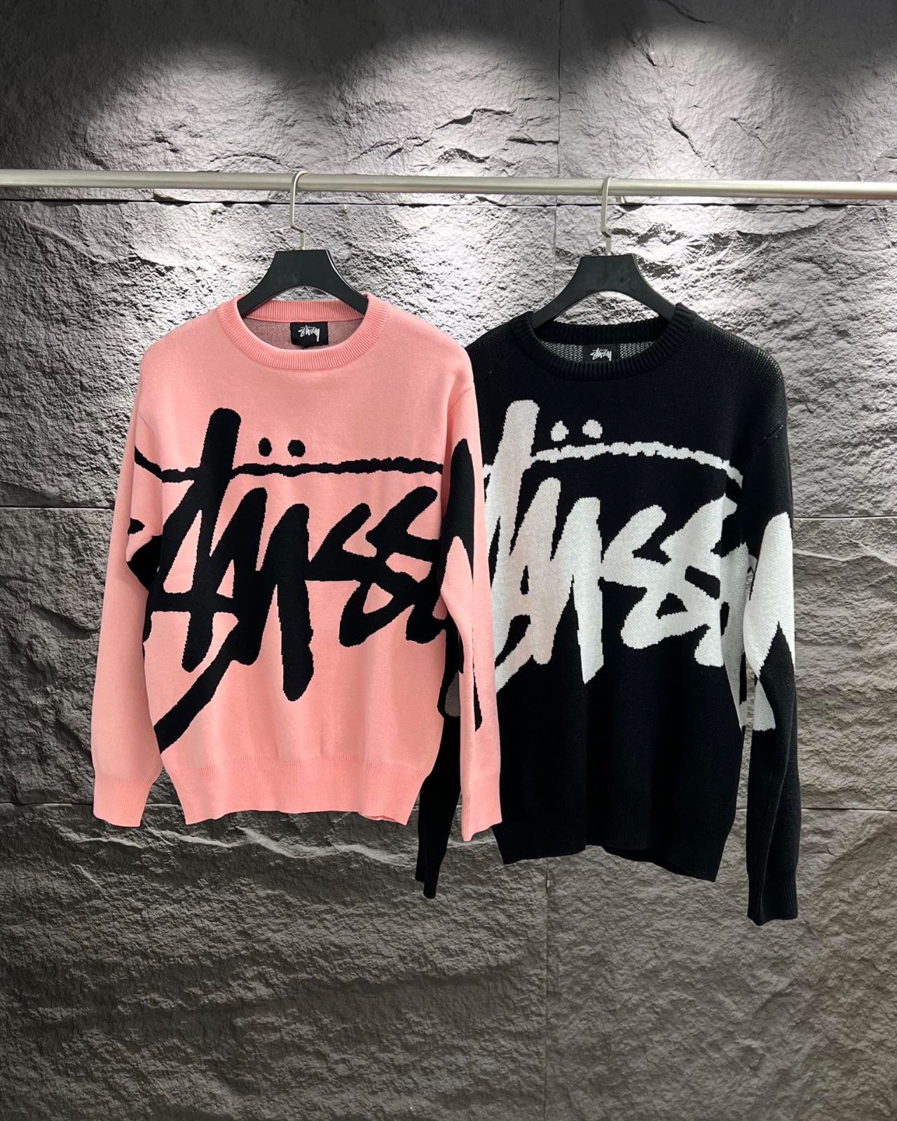 新品未使用Stussy ステューシー SS24 秋冬新作 リバーシブル仕様 ビッグロゴ モノグラムジャガード クルーネック ニットセーター メンズ＆レディース対応 ストリートファッション 2WAYデザイン