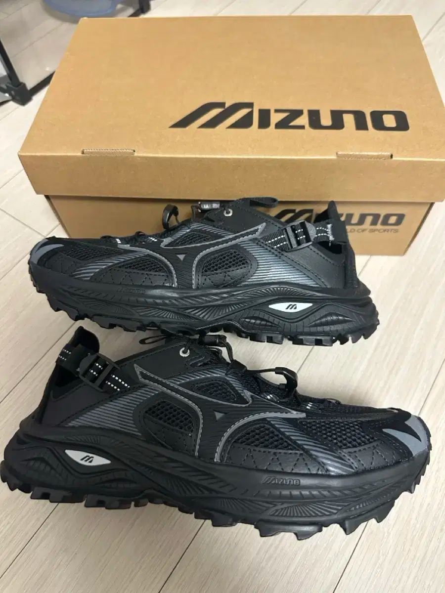 mizuno ミズノ レーサー トレイル SE 黒 240