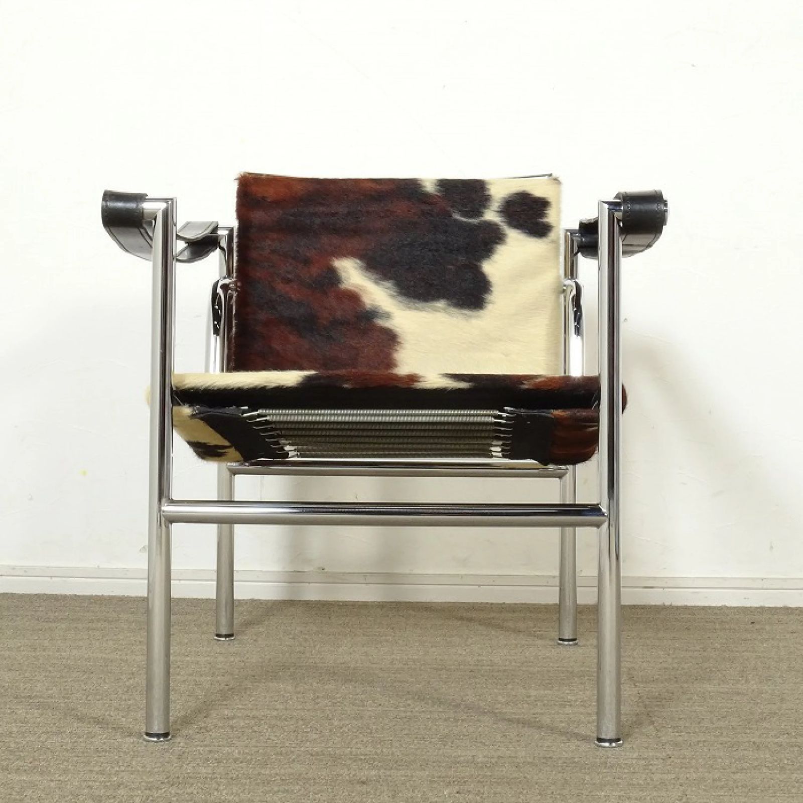 ◾︎SELUNO◾︎ 展示 Cassina カッシーナ LC1 スリングチェア | 仔牛毛皮 白黒茶混 78万 v703