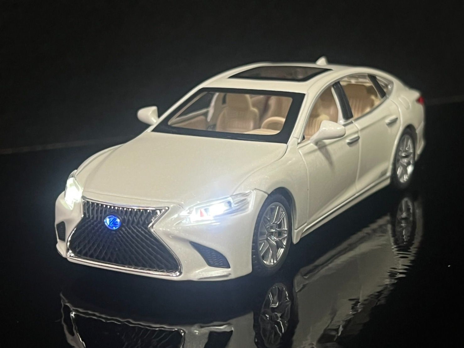 爆買い！ 【新品未使用】LEXUS レクサスLS500h 1/18 レクサス1/18