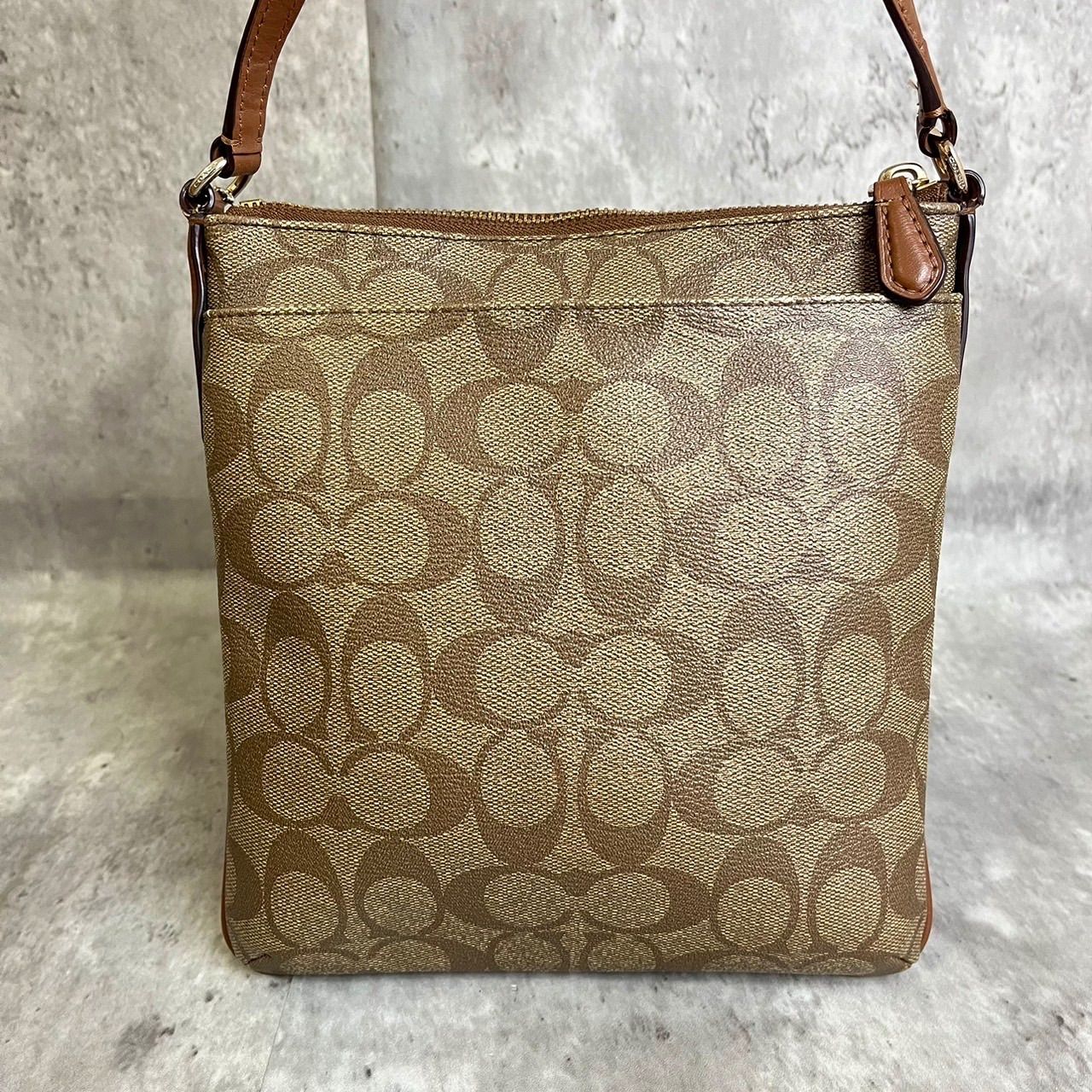 ✨極美品✨ COACH コーチ ショルダーバッグ トートバッグ 馬車金具 シグネチャー 総柄 チャーム ロゴ型押し ゴールド金具 PVCレザー 肩掛け  斜め掛け レディース ベージュ 肌色 ブラウン 茶色 - メルカリ