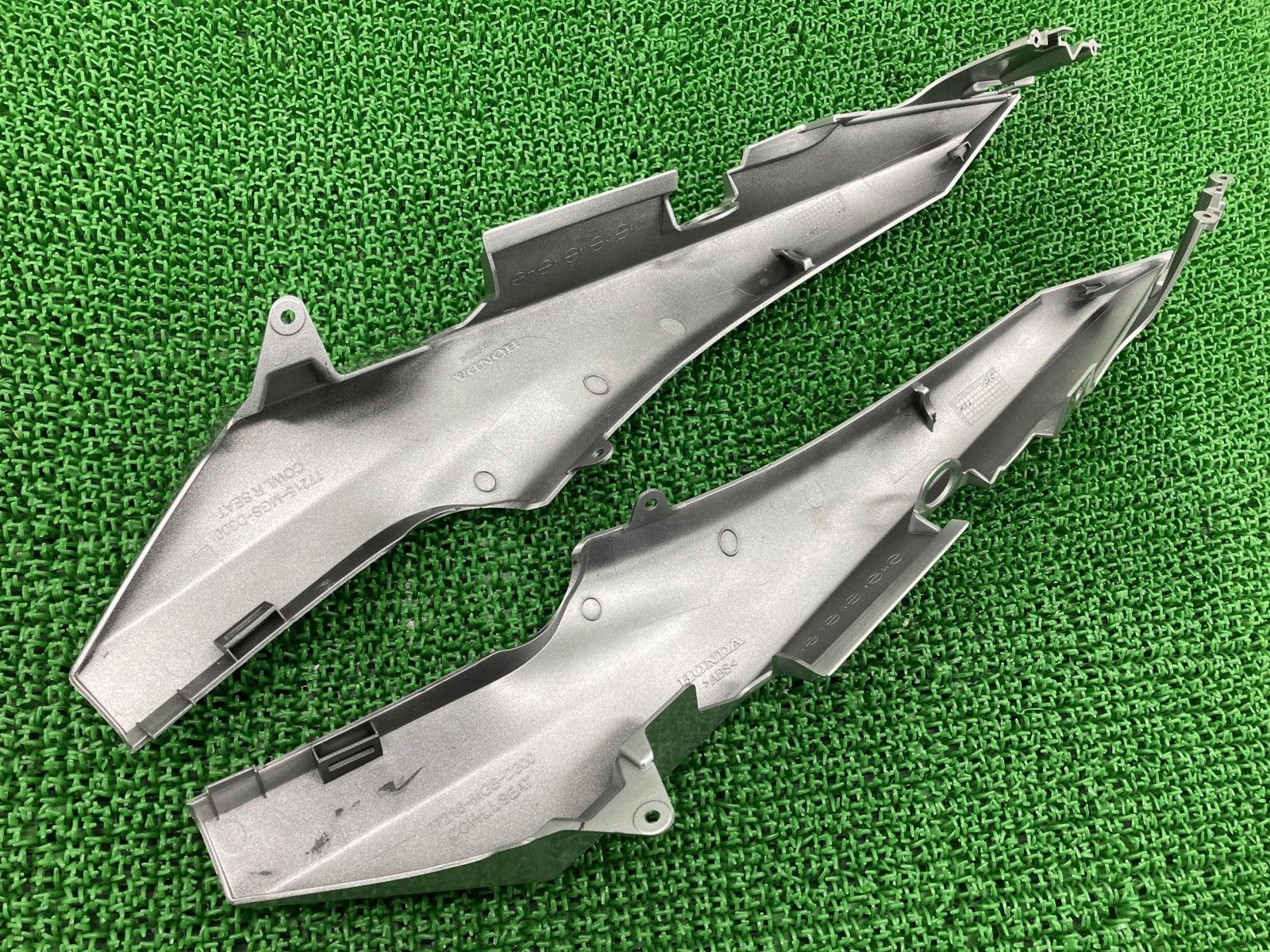 NC700X シートカウル 左右 銀 MGS ホンダ 純正 バイク 部品 RC63