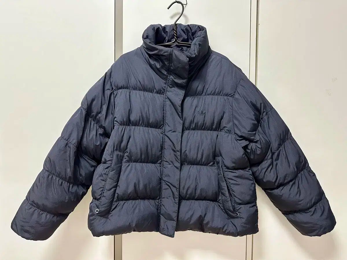 アディダス ショートダウン ヴィーガン ジャケット