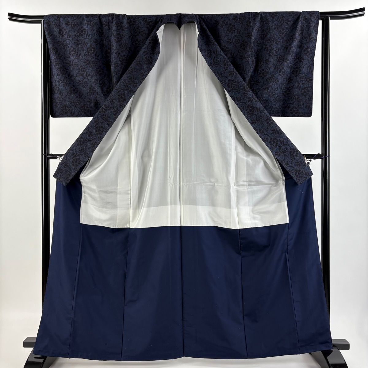 結城紬 身丈165cm 裄丈64cm M 袷 本場結城紬 証紙 花唐草 亀甲絣 紺色  