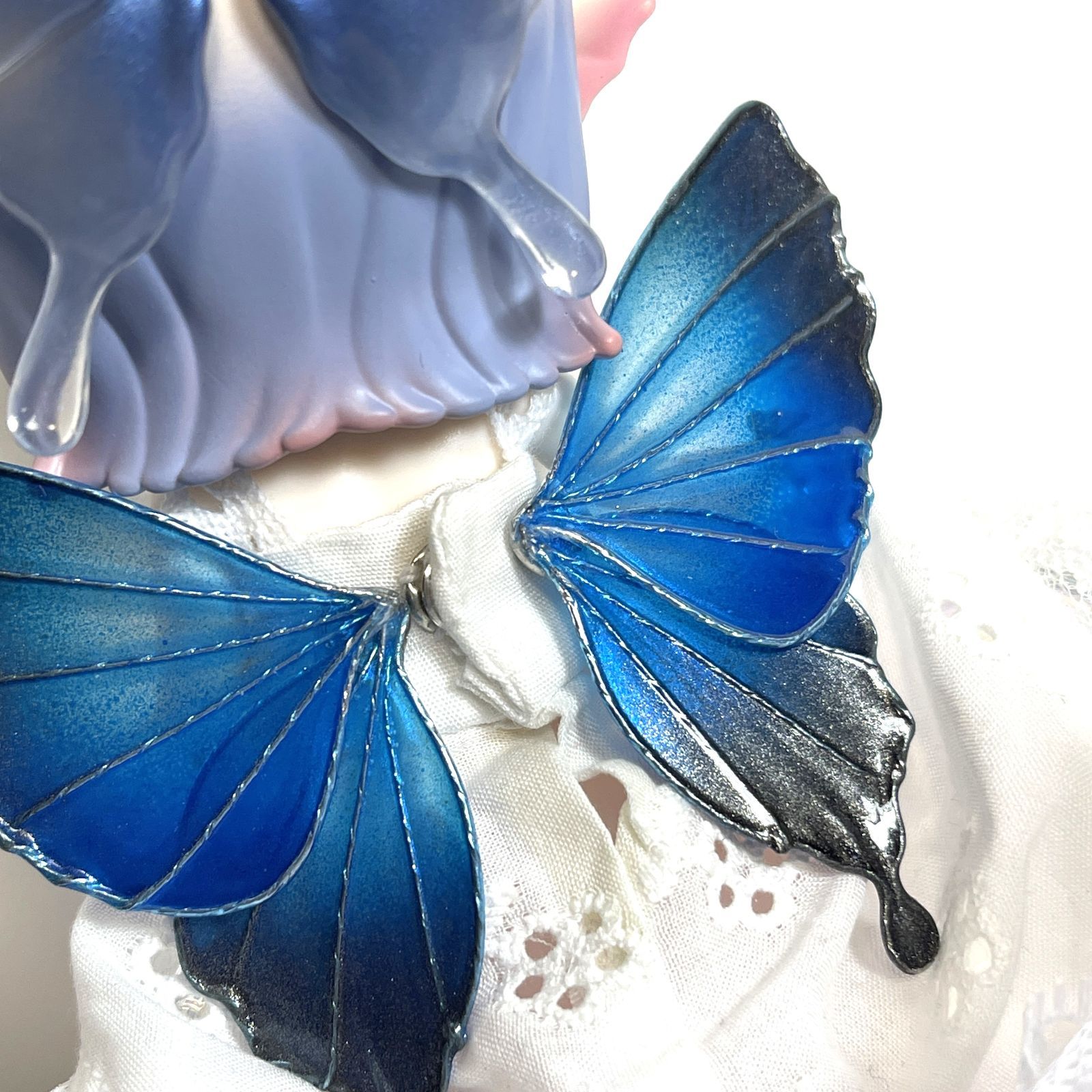 蝶が舞う百合のワイヤーフレーム【白×黄緑・インテリア・シルバー